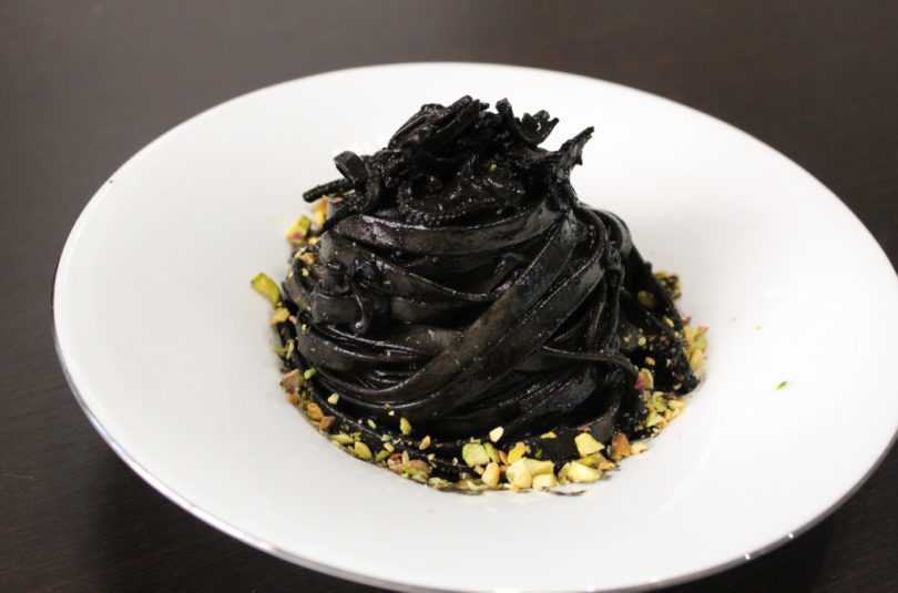 Fettuccelle al nero di seppia e pistacchi