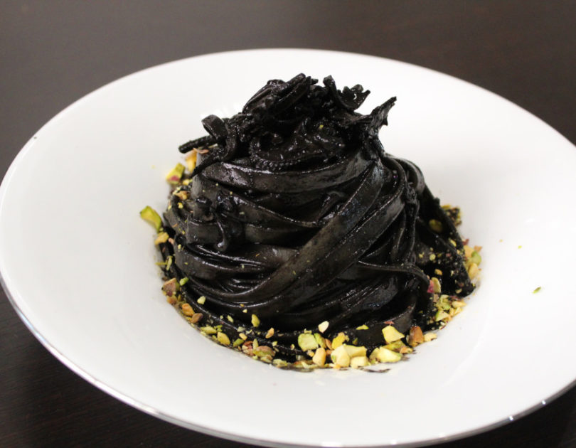 Fettuccelle al nero di seppia e pistacchi