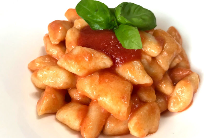Gnocchi di patate rosse con pomodoro e basilico