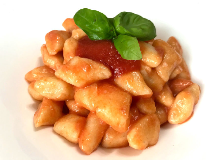 Gnocchi di patate rosse con pomodoro e basilico