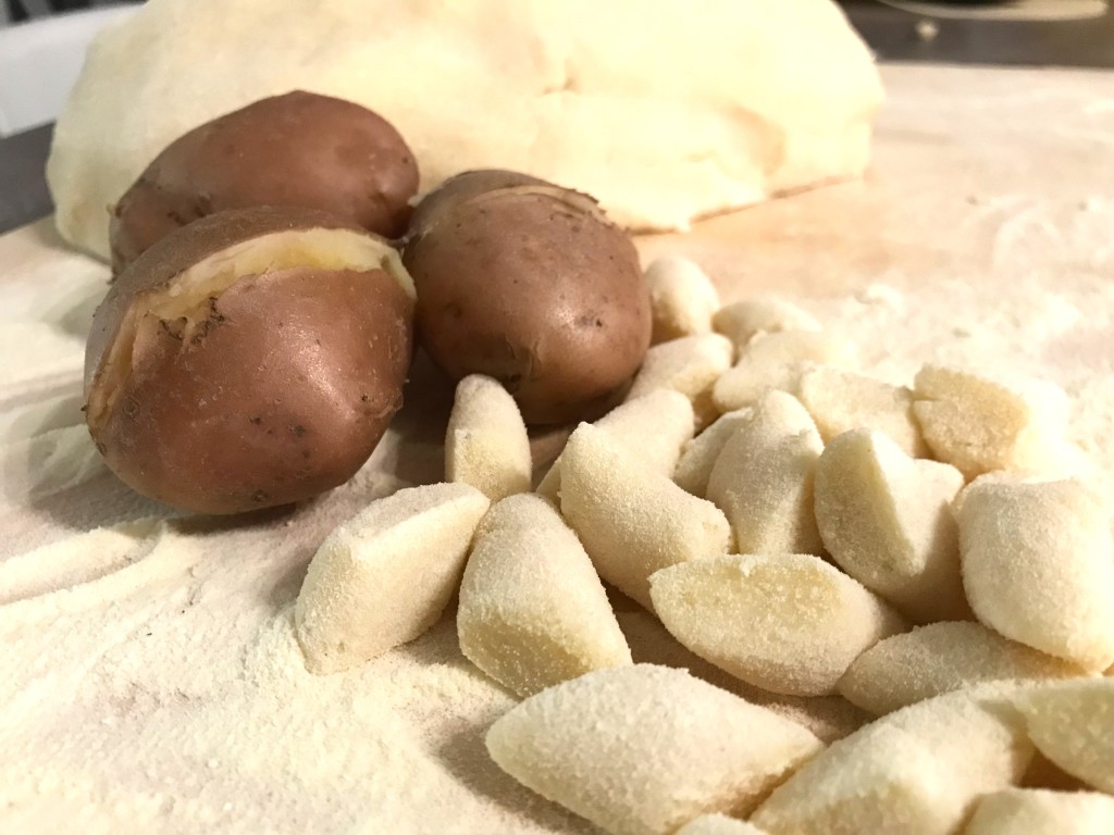 Gnocchi di patate rosse con pomodoro e basilico