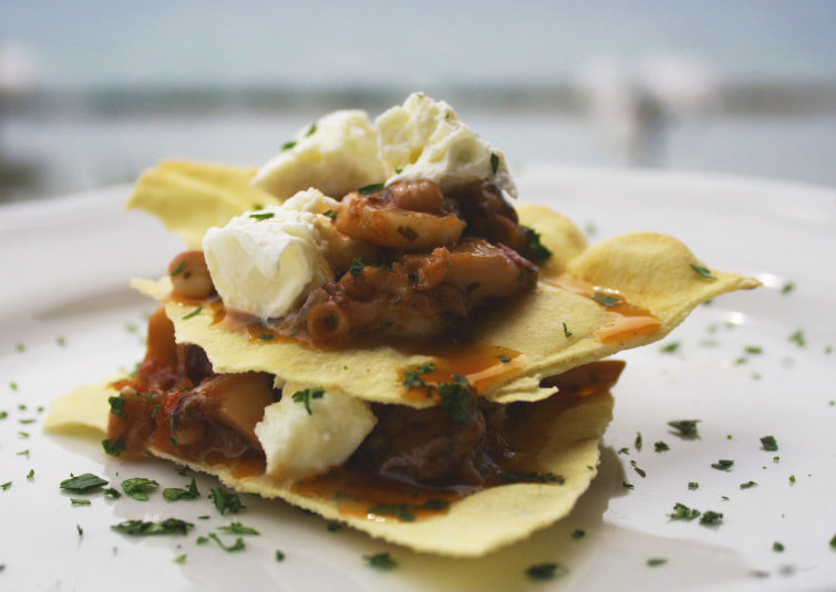 Alzata di pane carasau, polpo e mozzarella di bufala