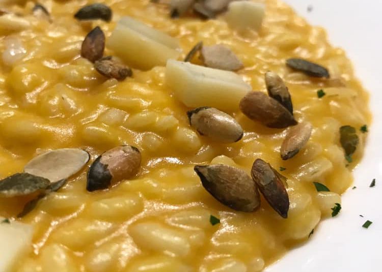 Risotto alla crema di zucca, i suoi semi tostati e asiago