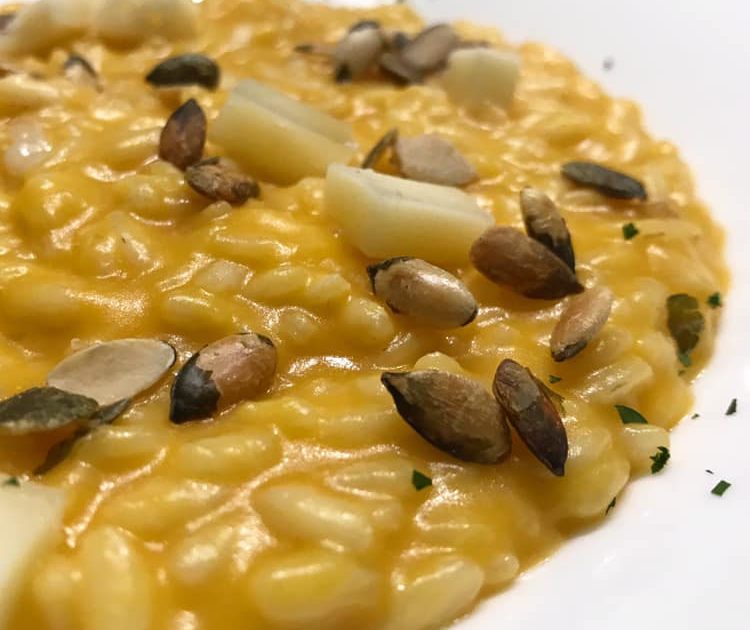 Risotto alla crema di zucca, i suoi semi tostati e asiago