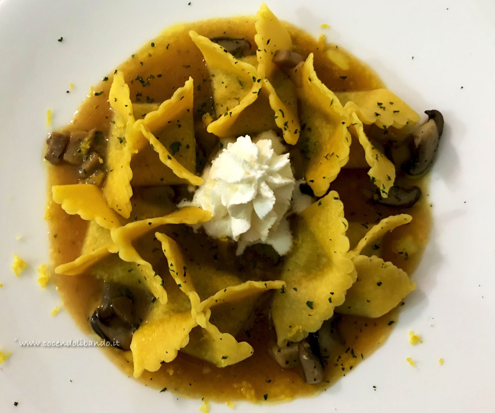 Fagottelli di cappone con cardoncelli e spuma di parmigiano