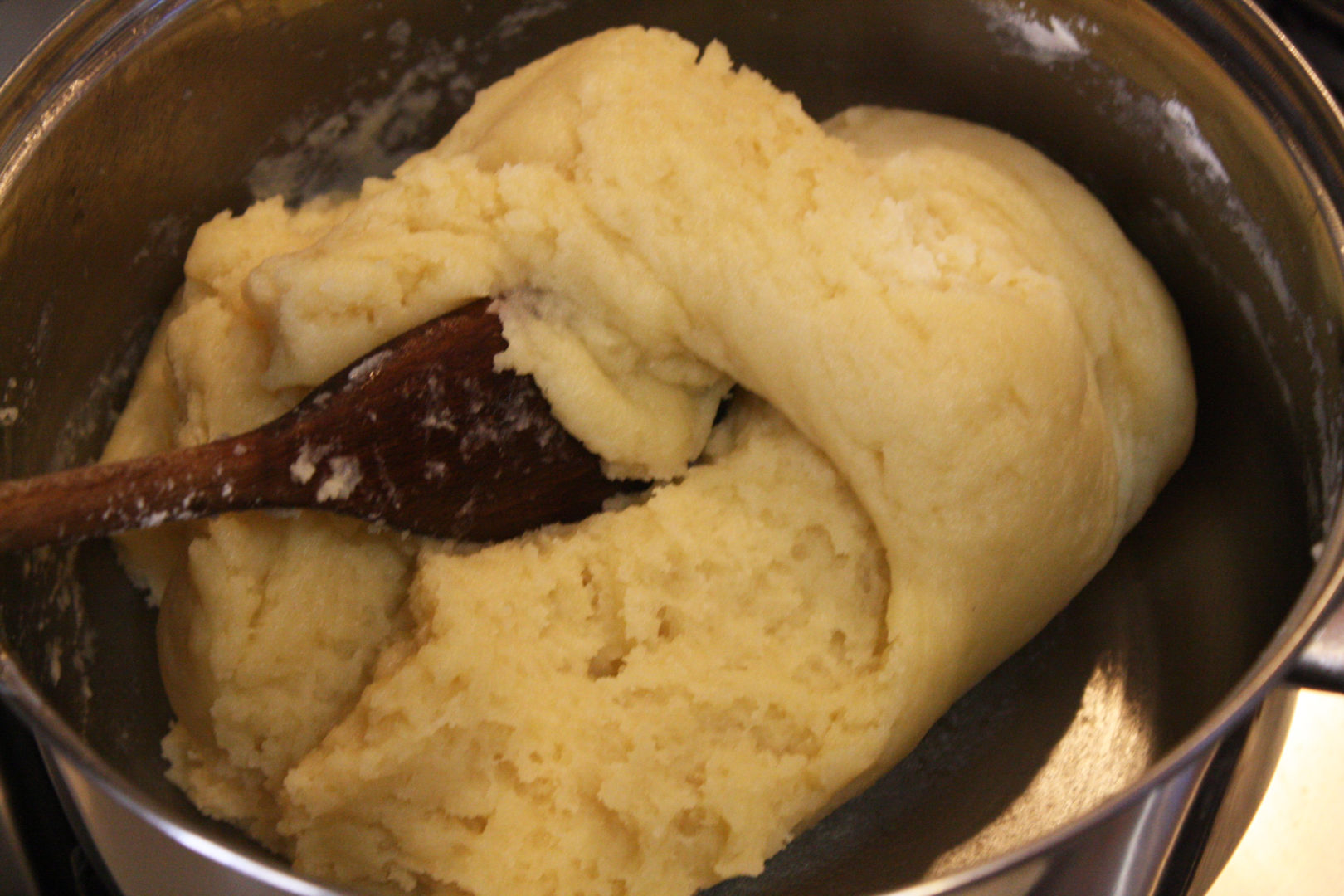 Bignè con crema e cioccolato