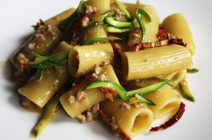 Rigatoni al ragù bianco…rosso e verde