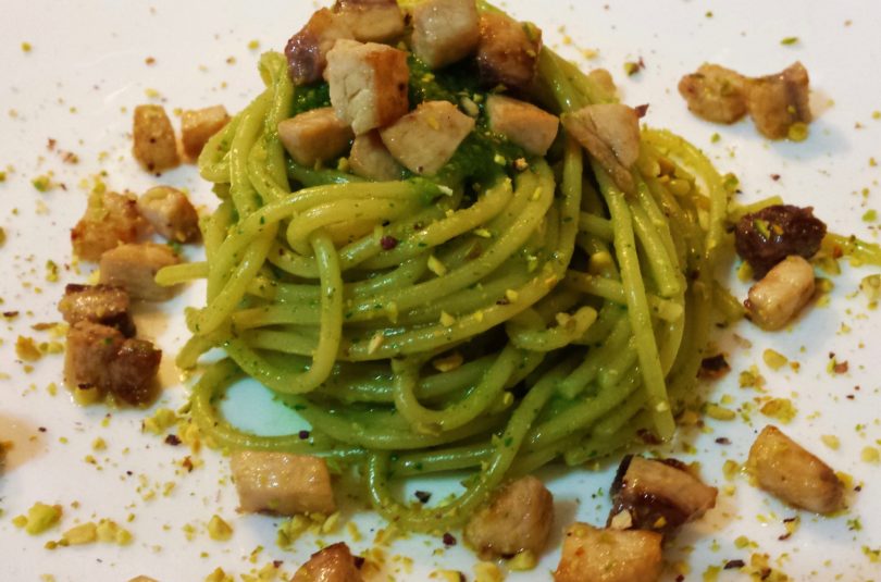 Spaghettoni al pesto di rucola, pistacchi e pesce spada