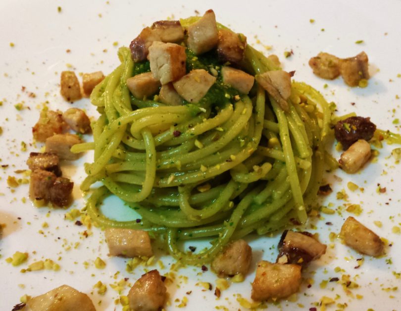 Spaghettoni al pesto di rucola, pistacchi e pesce spada