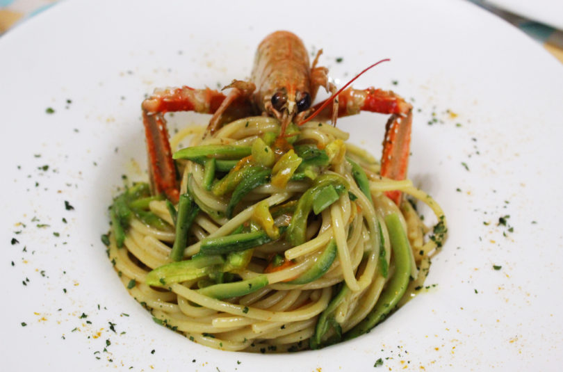 Spaghetti con scampi al curry e zucchine al fiammifero