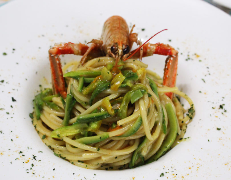 Spaghetti con scampi al curry e zucchine al fiammifero