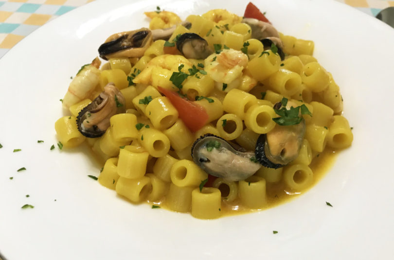 Tubetti con cozze, gamberi e zafferano