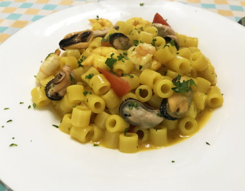 Tubetti con cozze, gamberi e zafferano