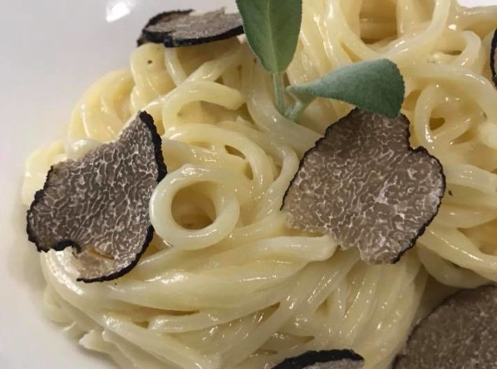 Spaghetti al burro e tartufo scorzone