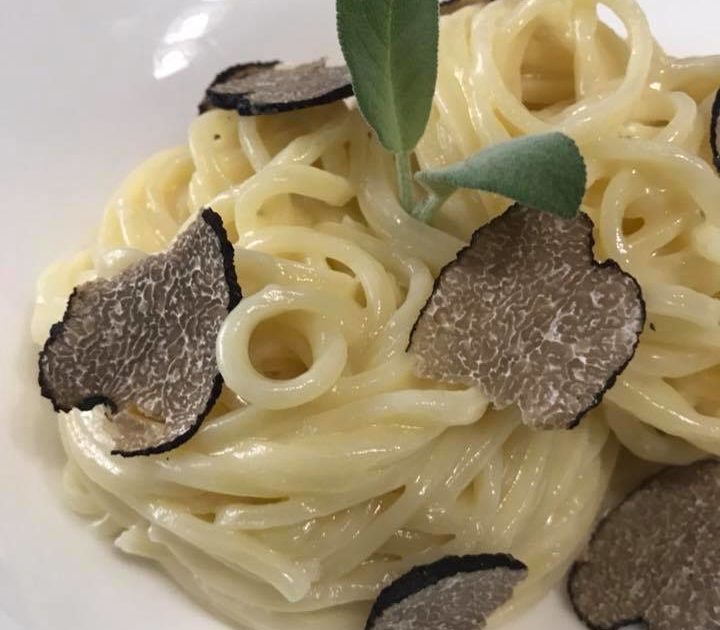 Spaghetti al burro e tartufo scorzone