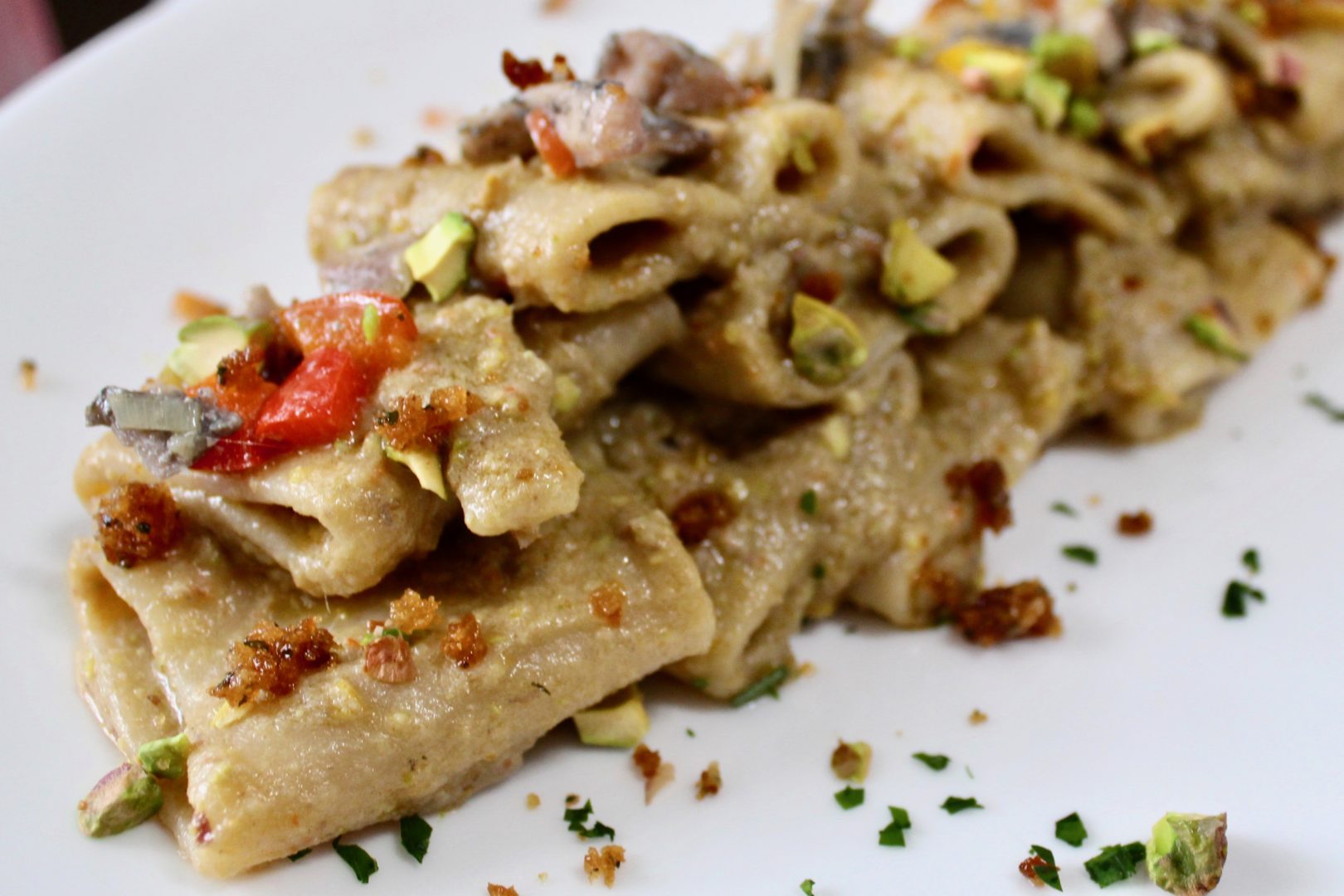 Paccheri con pesto di alici e pane raffermo ripassato