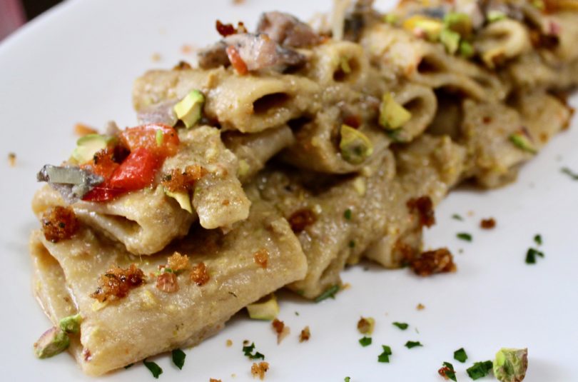 Paccheri con pesto di alici e pane raffermo ripassato