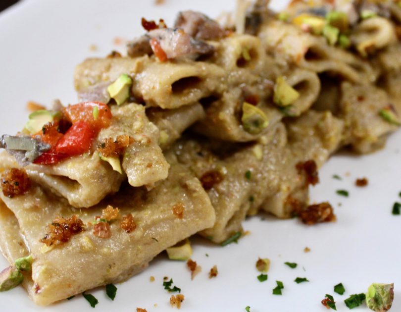 Paccheri con pesto di alici e pane raffermo ripassato