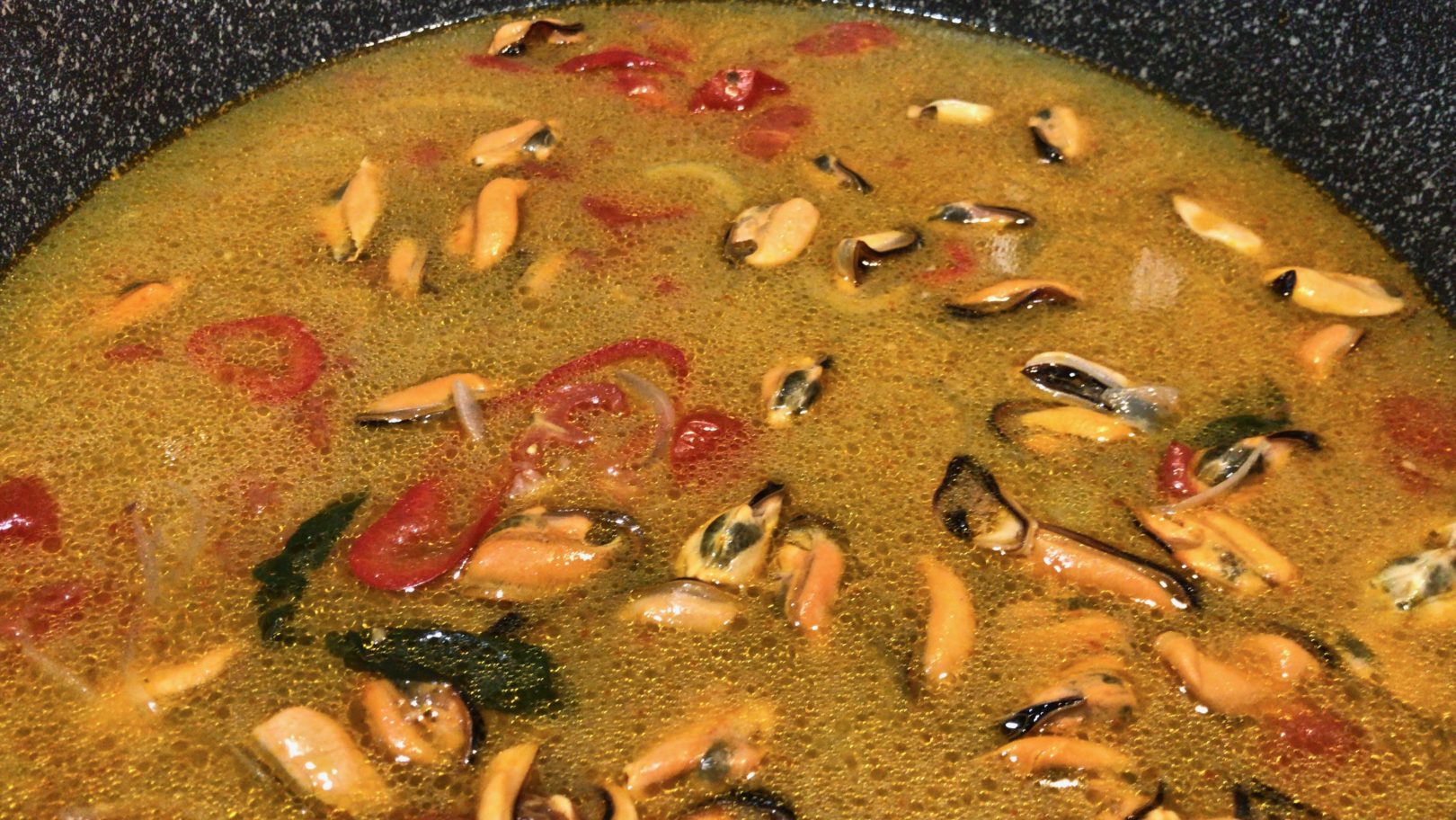 Bucatini cozze e zafferano