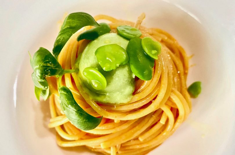 Spaghetti con acqua di pomodoro e semifreddo di fave e pecorino