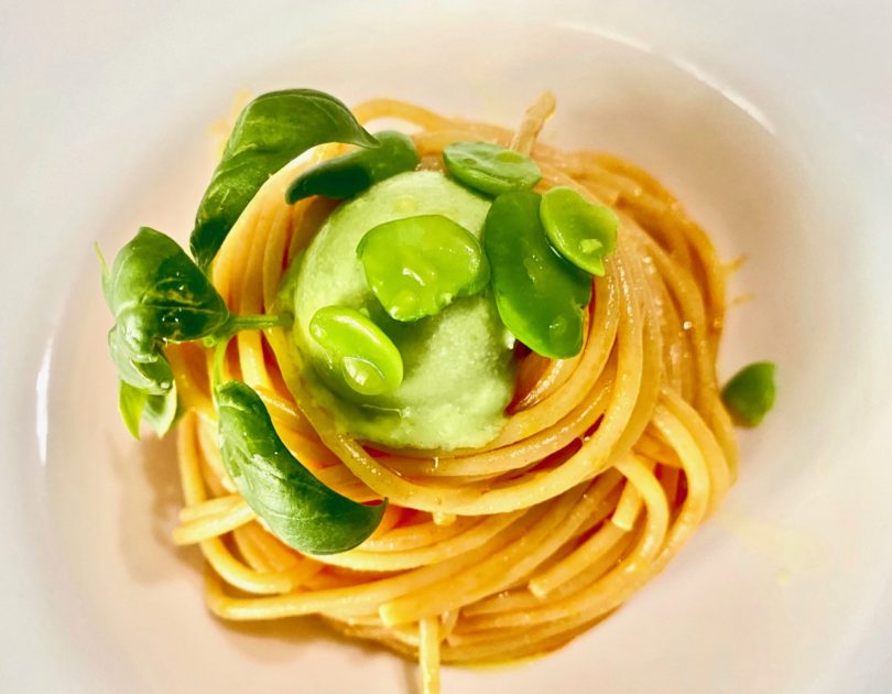 Spaghetti con acqua di pomodoro e semifreddo di fave e pecorino