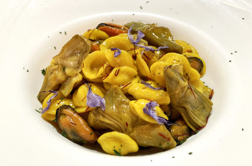 Zuppetta di orecchiete con cozze, carciofi e zafferano