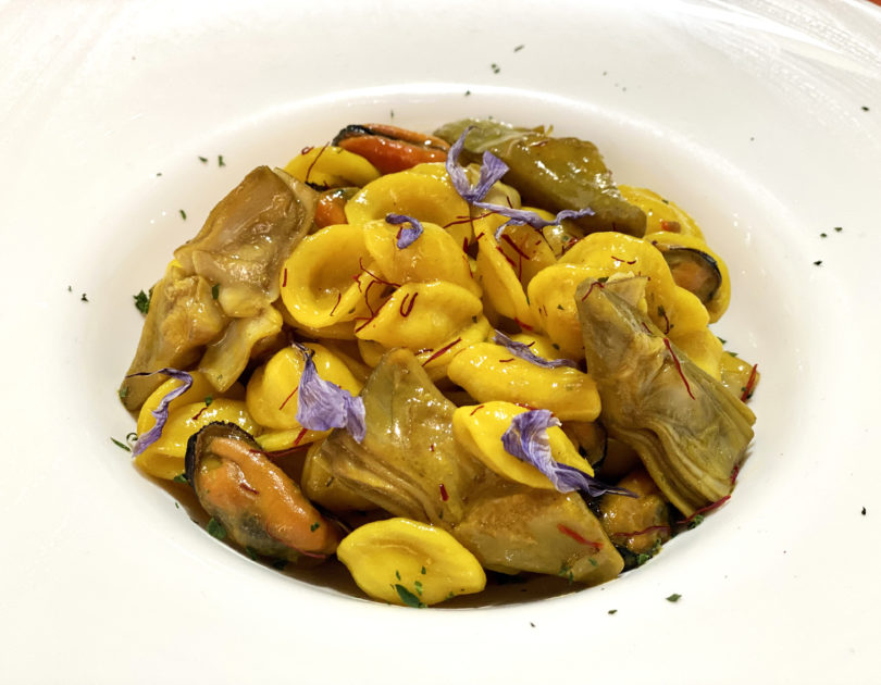 Zuppetta di orecchiete con cozze, carciofi e zafferano